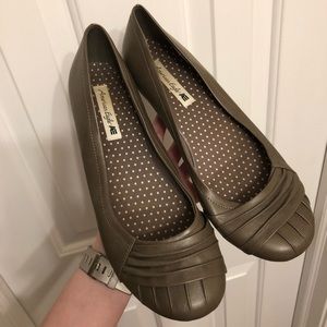 "3 FOR $20!" LIKE NEW! Brown flats
